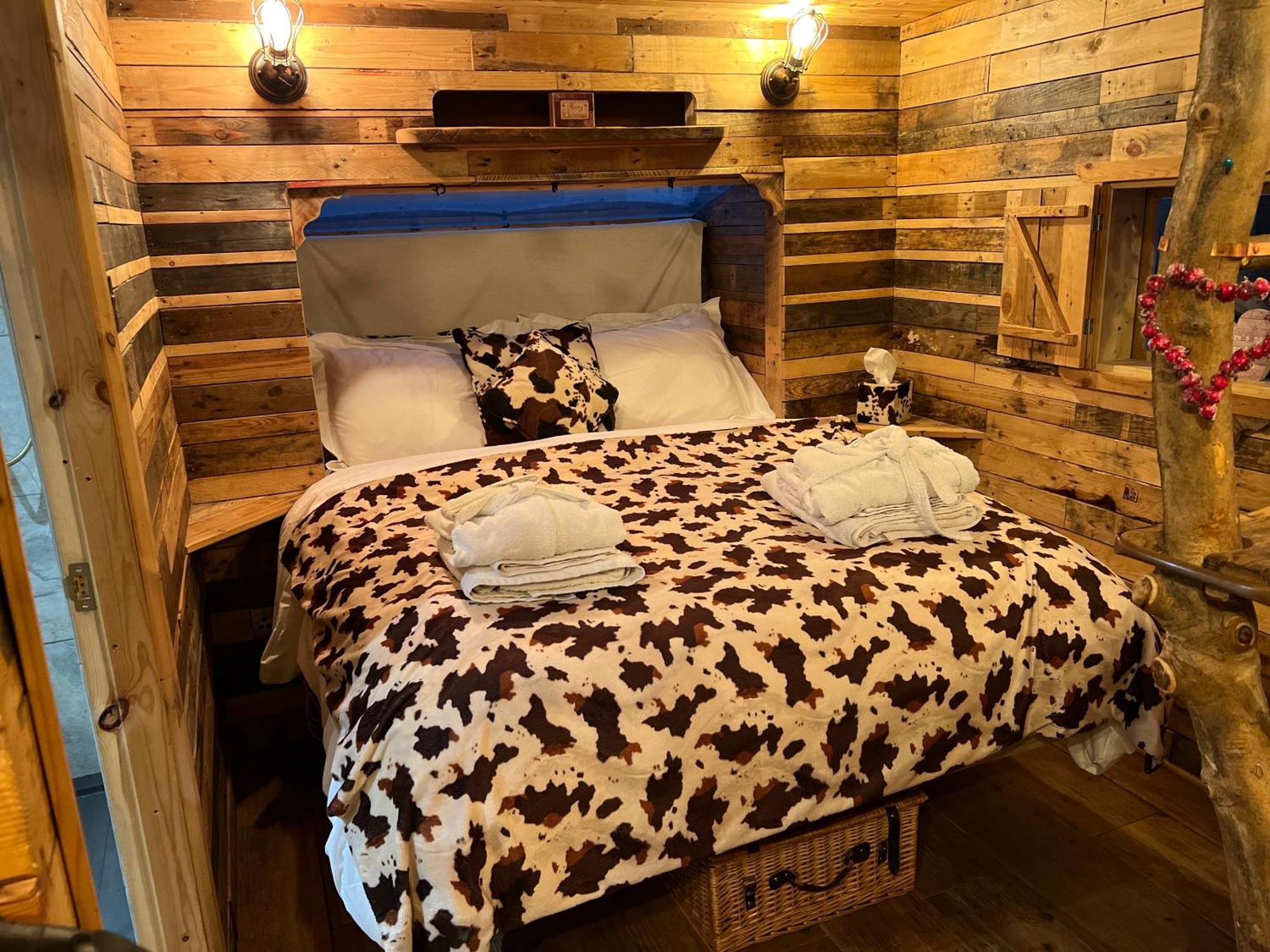Burtree Country House, Tipi'S, Treehouse & Lodge & House Rooms With Hot Tubs In A Private Garden サースク エクステリア 写真