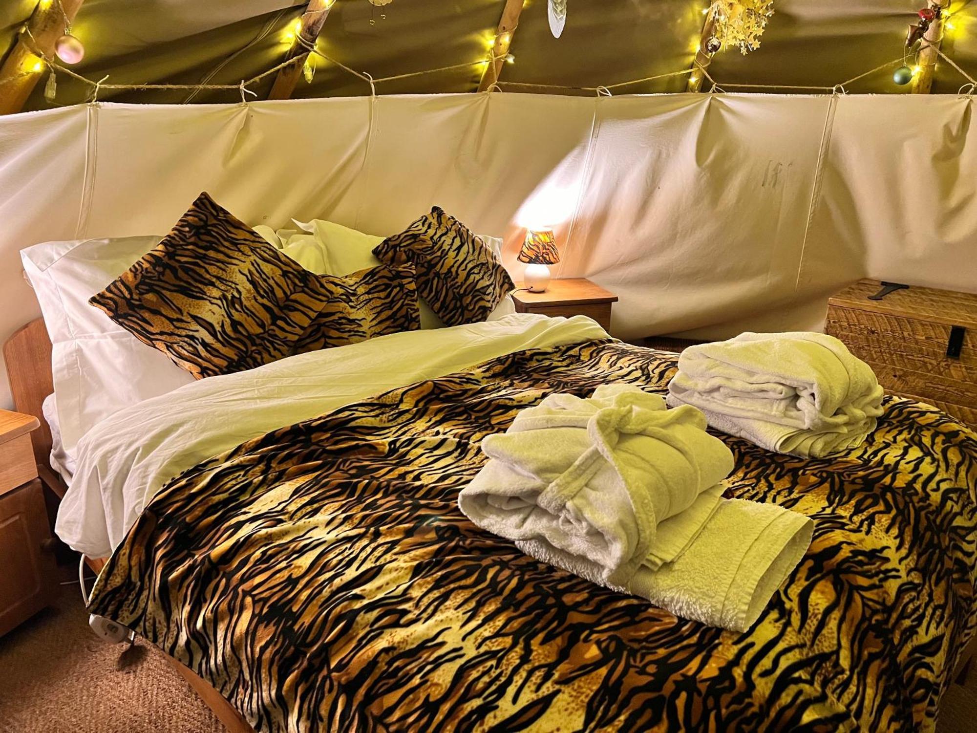 Burtree Country House, Tipi'S, Treehouse & Lodge & House Rooms With Hot Tubs In A Private Garden サースク エクステリア 写真